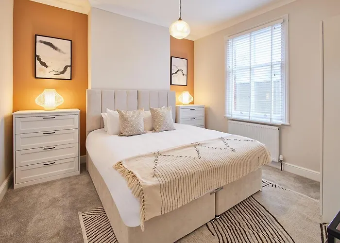 Host & - Belle Vue *